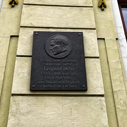Pamětní deska na rodném domě Leopolda Hohla